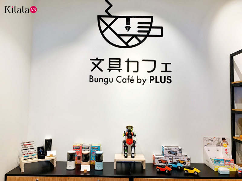 khu vực trưng bày các văn phòng phẩm tại Bungu Cafe điểm nhấn tại đây là robot được tạo nên từ những văn phòng phẩm khu vực trưng bày các văn phòng phẩm tại Bungu Cafe điểm nhấn tại đây là robot được tạo nên từ những văn phòng phẩm